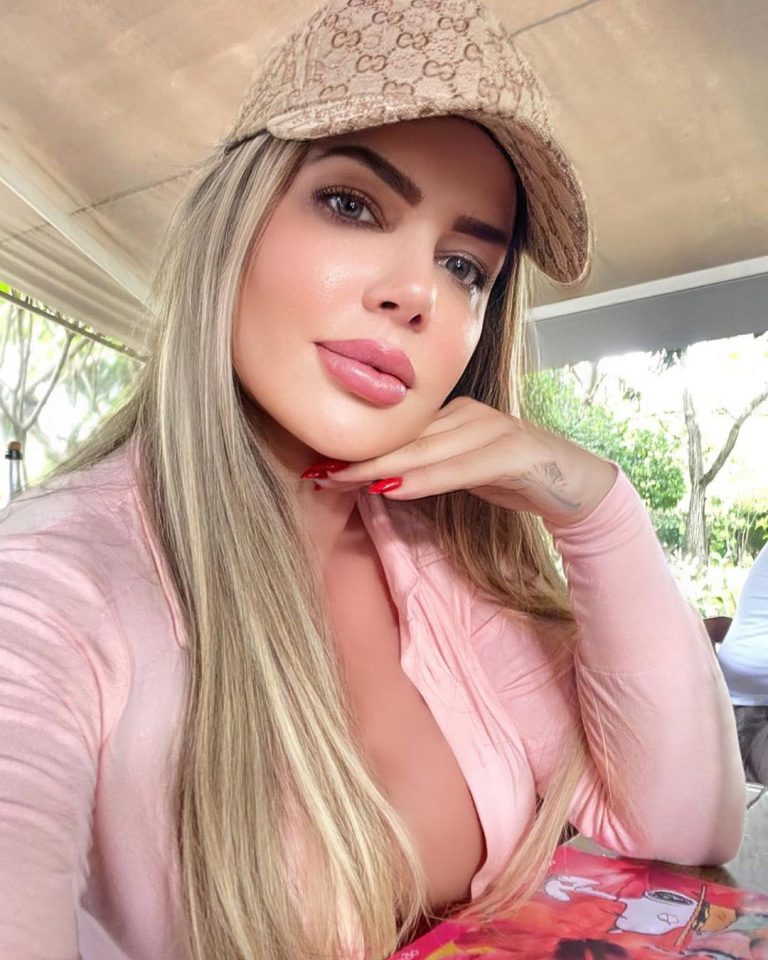 www.znewsservice.com exclusive snaps for devoted manchester city and arsenal fans by onlyfans model jam press jmp318115