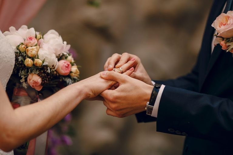 www.znewsservice.com love in the usa study reveals 91 million married american couples are blissfully happy groom putting ring bride s finger