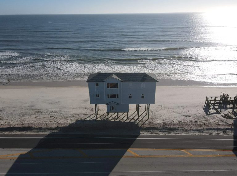www.znewsservice.com mysterious beach house on stilts for sale at 465000 leaving buyers puzzled about access jam press jmp320844