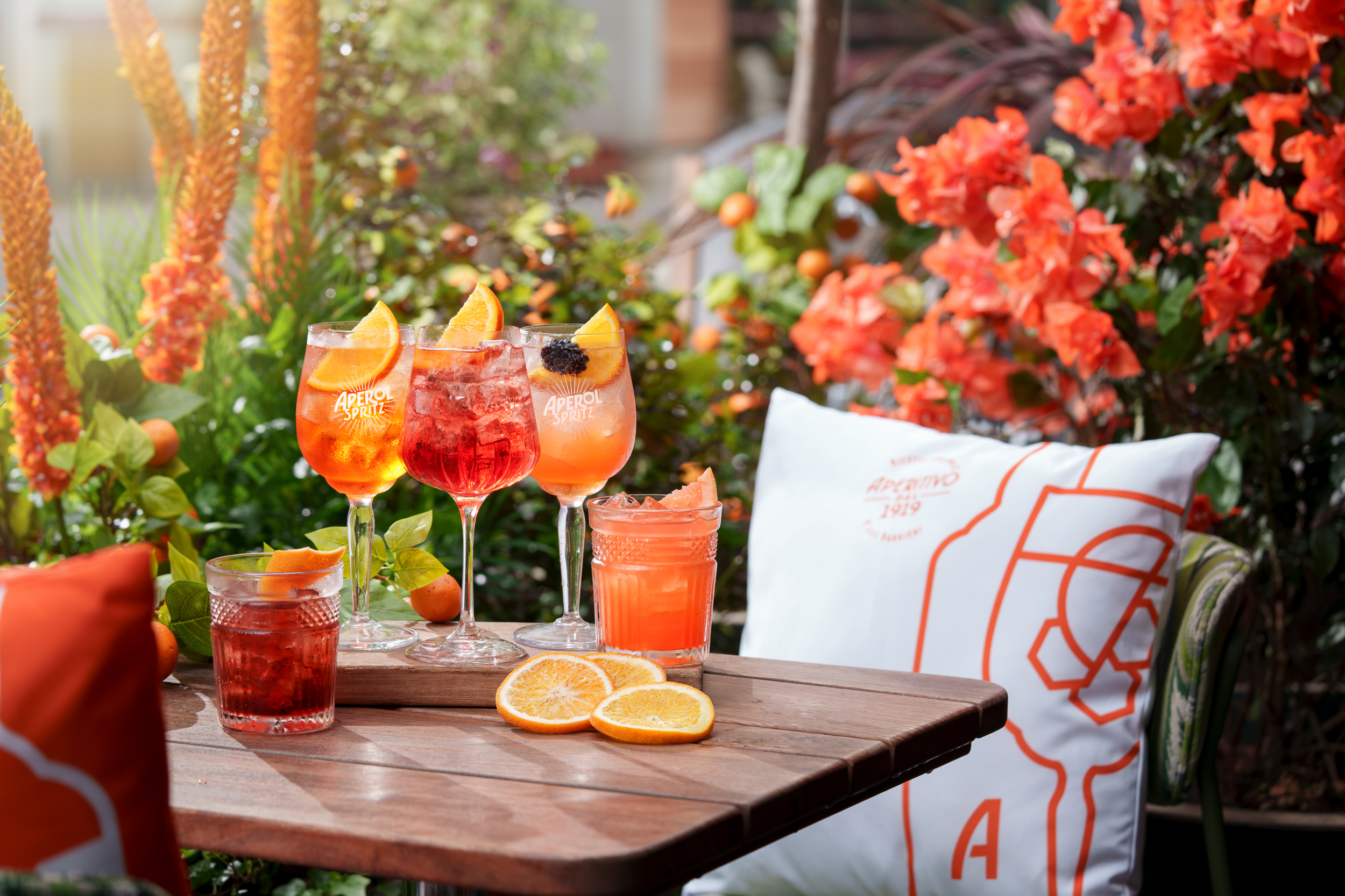 www.znewsservice.com new coastal inspired terraces by drake morgan the refinery bankside by drake morgan x aperol 1