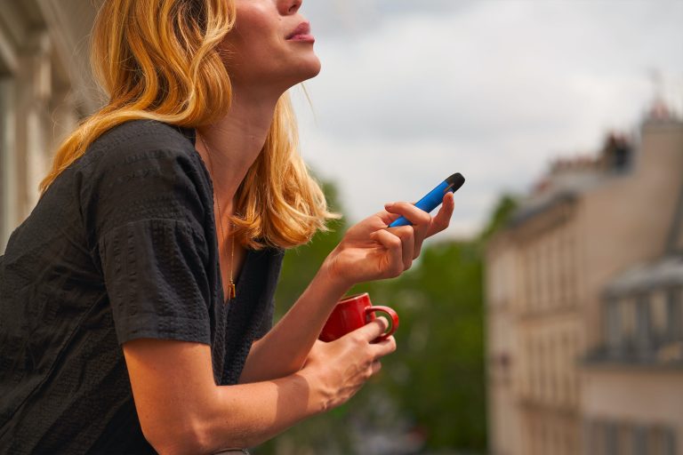 www.znewsservice.com uk smokers losing trust in vapes with over half believing they are just as bad as cigarettes romain b 5m0qcjqoeay unsplash