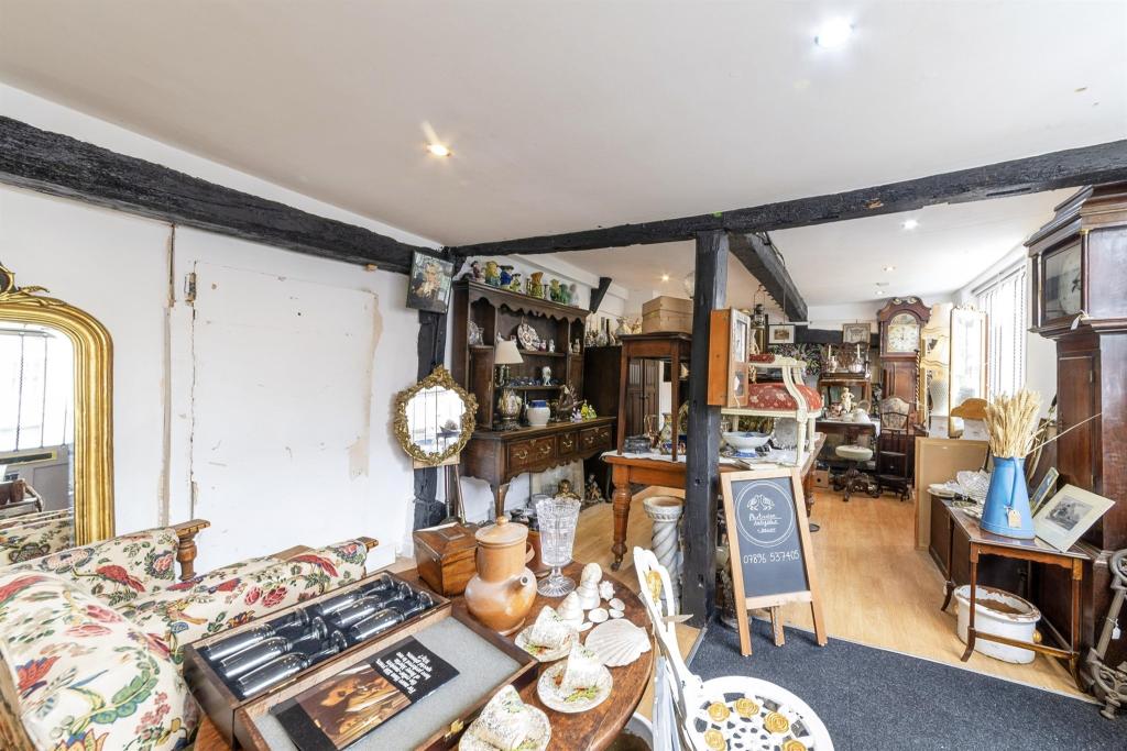 Adorable Grade II-listed cottage for sale at £290000 with toilet inside strange GLASS TANK across from bed - Z News Service