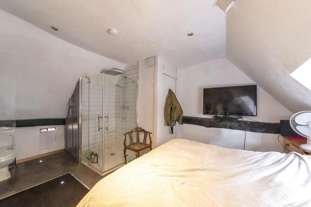 Adorable Grade II-listed cottage for sale at £290000 with toilet inside strange GLASS TANK across from bed - Z News Service