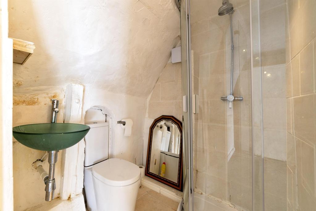 Adorable Grade II-listed cottage for sale at £290000 with toilet inside strange GLASS TANK across from bed - Z News Service